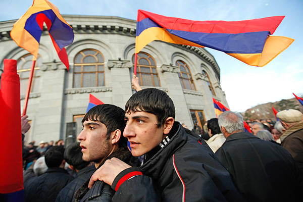 Протесты в Ереване: зашитый рот, голодовка и сон на ступенях театра