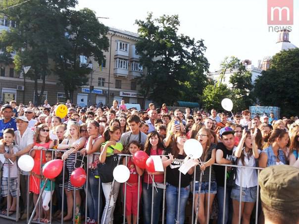 И снова зрада: один из главных праздников Мариуполя прошел совсем без украинских флагов И снова зрада: один из главных праздников Мариуполя прошел совсем без украинских флагов
