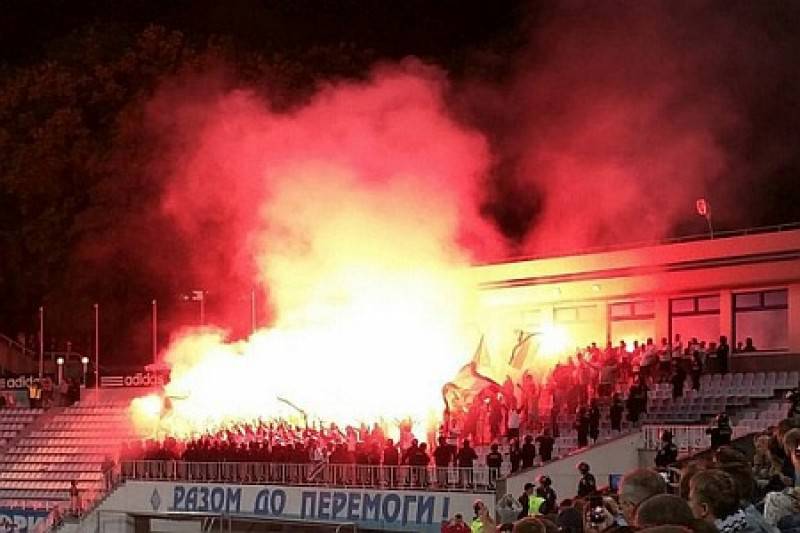 Поляки в центре Киева скандировали "Бей бандеровцев" и жгли украинские флаги Поляки в центре Киева скандировали "Бей бандеровцев" и жгли украинские флаги