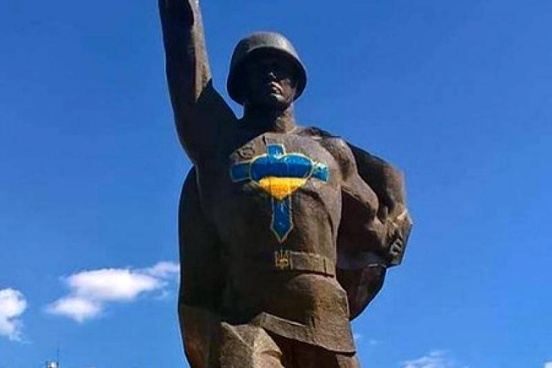 В Харькове памятник Воину-Освободителю изрисовали патриотическими сердечками