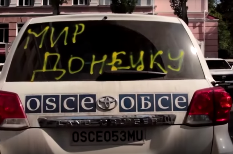 Сотни человек пикетируют штаб-квартиру ОБСЕ в Донецке