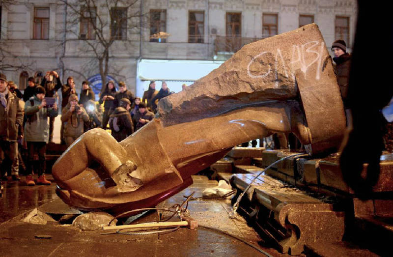 Украина низвергает статуи коммунистических времен, что вызывает насмешки