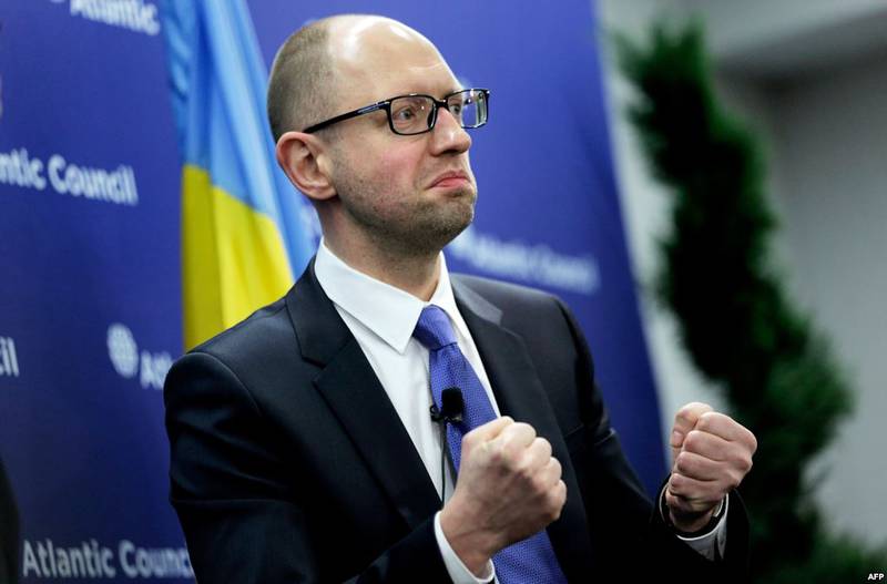 Яценюк заявил, что сбежит от развалин Украины