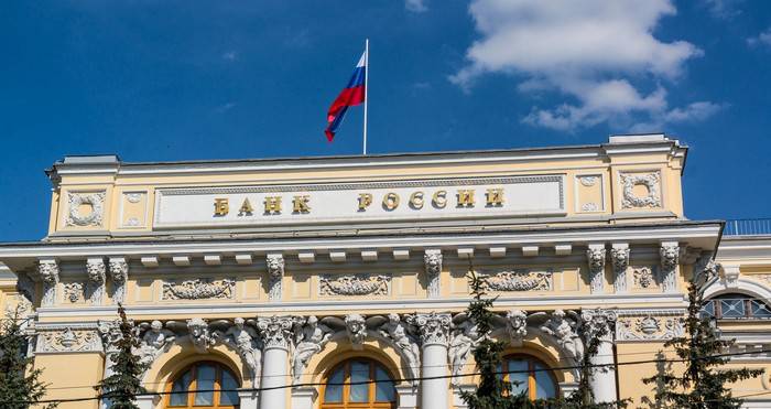 ЦБ попросил банки протестировать курс выше 100 рублей за доллар