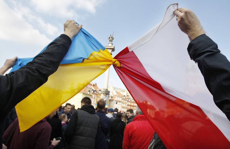 Это — высший пилотаж! Польша отгораживается от Украины за счет… Киева