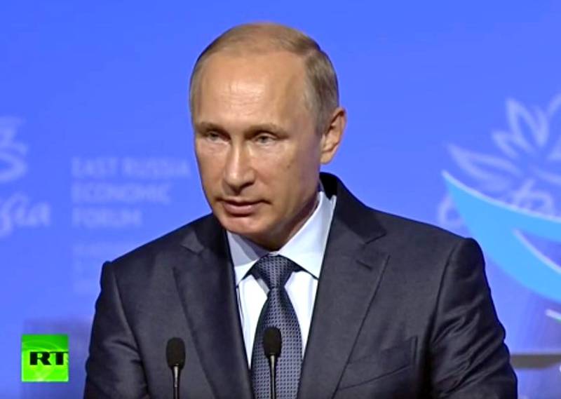 Владимир Путин выступает на пленарном заседании 1-го Восточного экономического форума