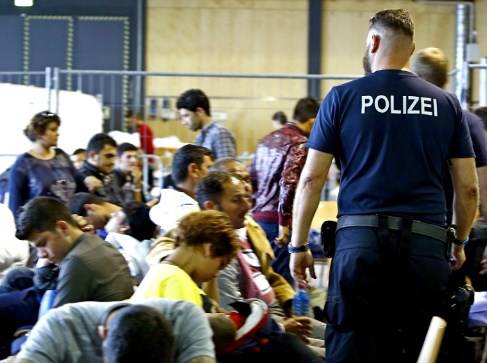 Немецкая элита убеждает население в полезности хлынувших в страну беженцев