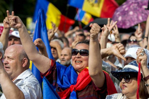 В Кишинёве митингующие требуют создать "правительство народного доверия"