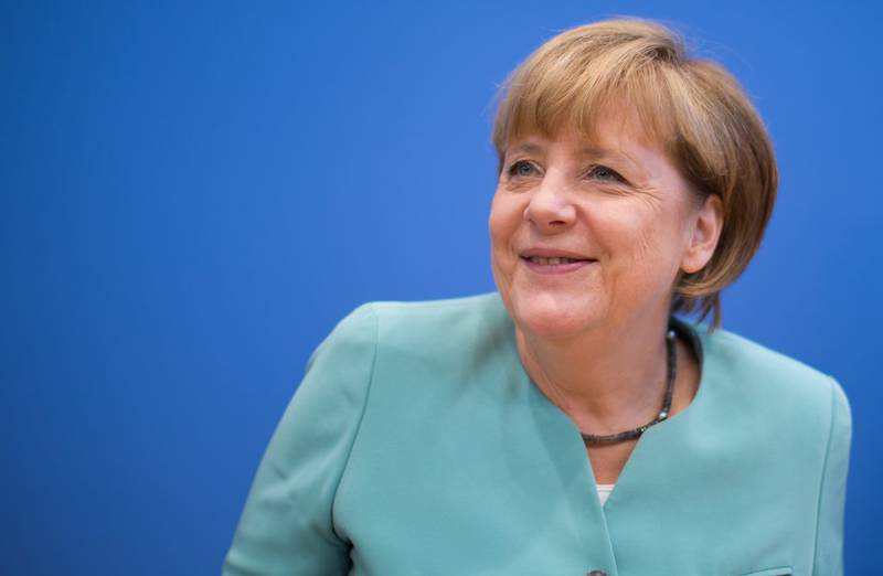 Меркель из Гитлера превращается в сострадательную мать Терезу