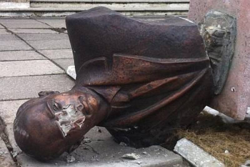 На Украине начался бандеропад: во Львове свалили памятник ватажку ОУН