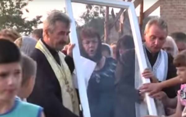Украинцы массово поклоняются стеклопакету