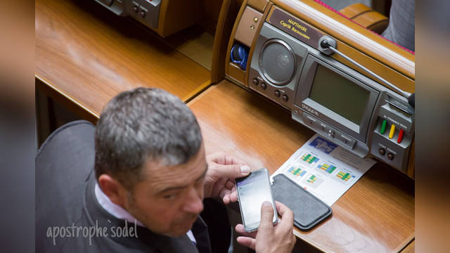 Украинский депутат торговал салом прямо на заседании Рады