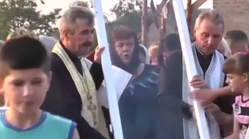 Украинцы массово поклоняются стеклопакету