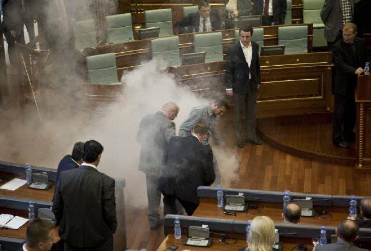 В третий раз подряд в парламенте Косово пустили слезоточивый газ