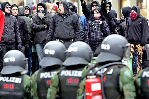 Все против всех: в Кельне неонацисты схлестнулись с полицией и антифашистами