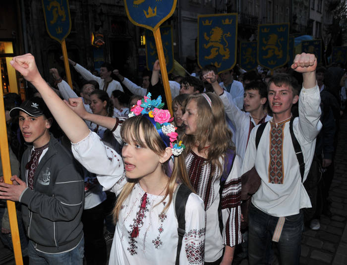 Игра с огнем: Украина воспитывает новое поколение националистов Игра с огнем: Украина воспитывает новое поколение националистов