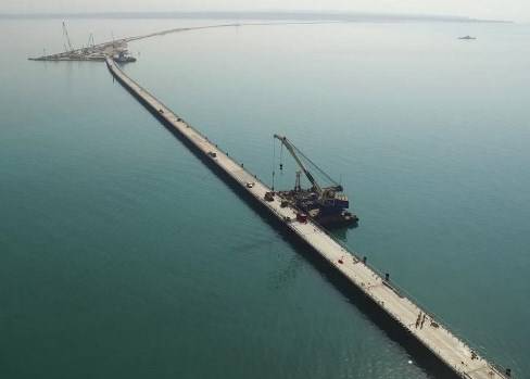 В Керченском проливе открыт первый технологический мост