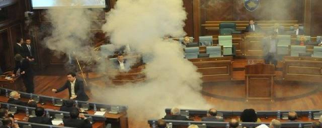 Депутаты заполнили парламент Косово дымом в знак протеста против соглашения с Сербией