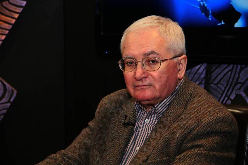Юрий Светов: Порошенко надувает щеки, демонизируя Россию, но жмет руку Путину Юрий Светов: Порошенко надувает щеки, демонизируя Россию, но жмет руку Путину
