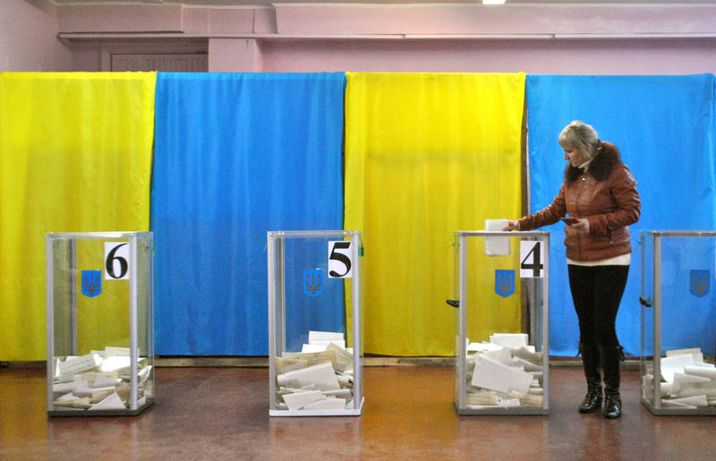 Выборы на Украине: нехватка бюллетеней, закрытые участки и оштрафованный Чубакка