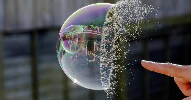 Стоит ли центробанкам лопать финансовые пузыри?