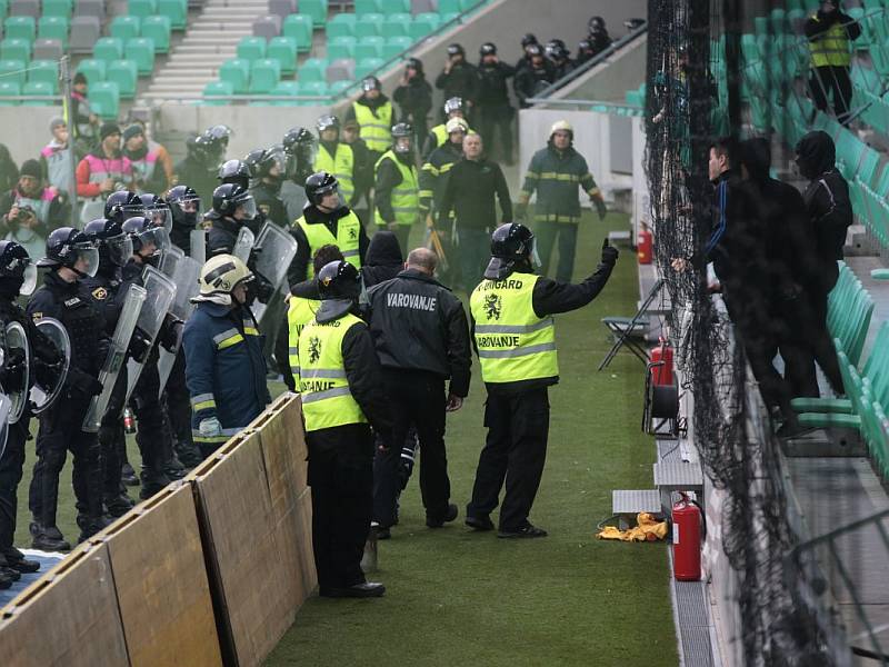 Из-за миграционного кризиса в Словении отменили футбольный матч,  в стране не хватает полицейских!