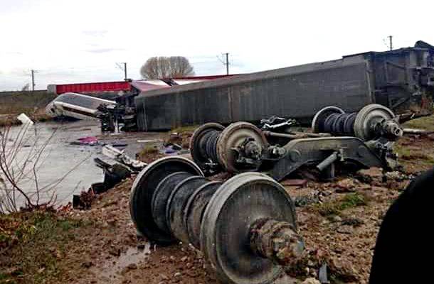 Во Франции скоростной поезд сошел с рельсов, есть погибшие Во Франции скоростной поезд сошел с рельсов, есть погибшие