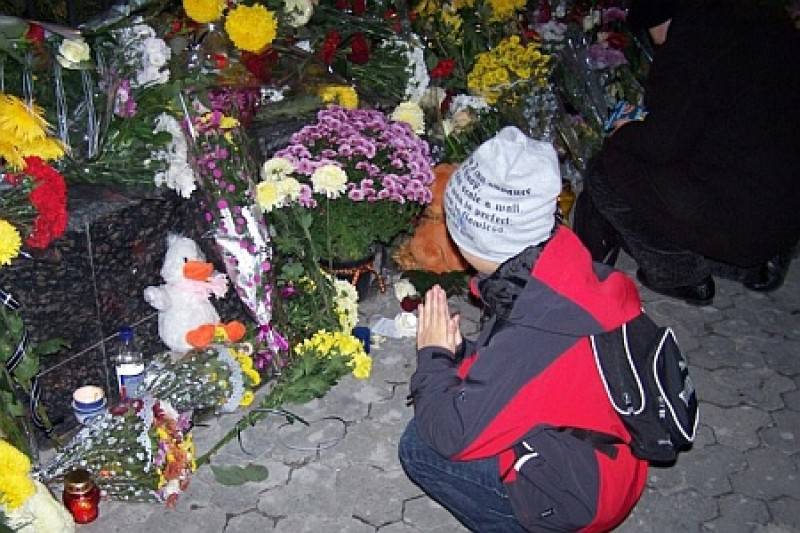 Журналисты Майдана испугались цветов под посольством РФ