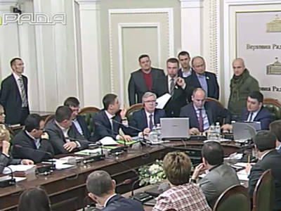 Украинские депутаты разбежались, увидев офицеров МВД в Раде