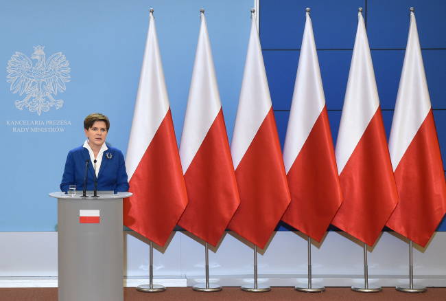 Польша: новое правительство демонстративно сняло флаги ЕС
