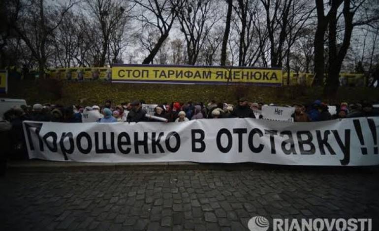 В центре Киева люди требуют отставки Порошенко