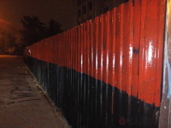 Забор у одесского Дома профсоюзов стал красно-черным