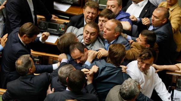 Замкнутый круг Украины приводит к дракам в Раде и к перлам в законах