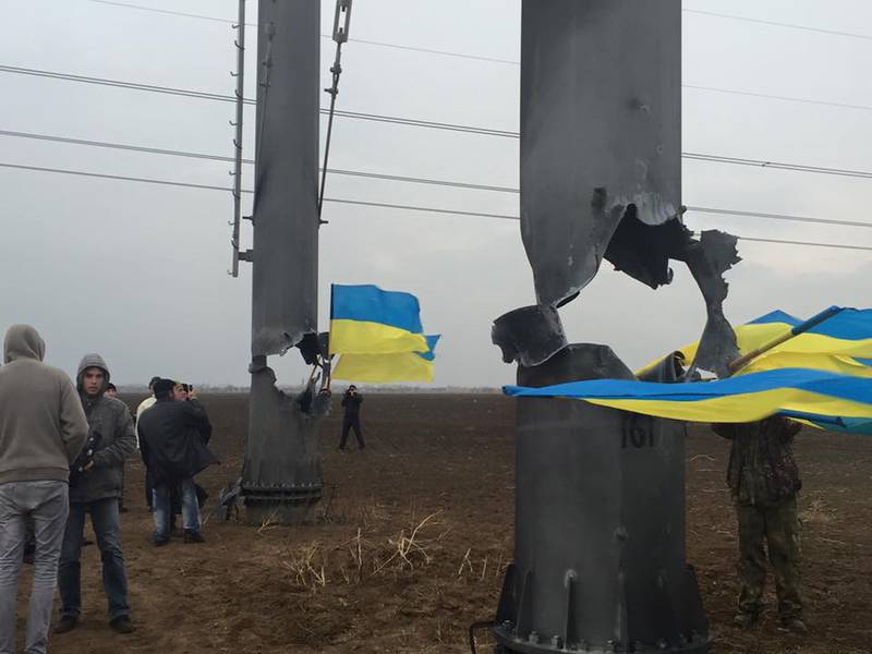 Сломана опора ЛЭП, но не сломлен духом боец новой Украины