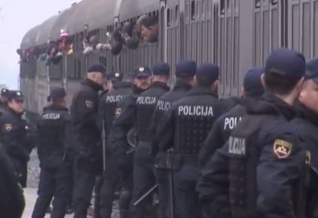 Германия все больше паникует по поводу беженцев на Балканах