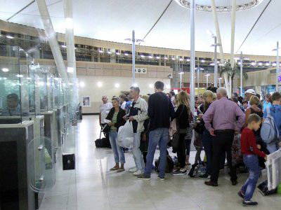 Россияне вылетают первыми - застрявшим в аэропорту британцам приходится ждать