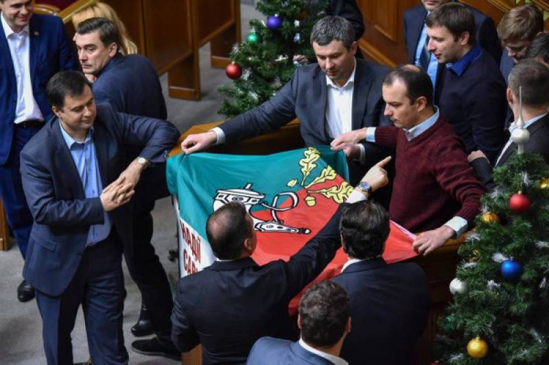 Депутаты Кривого Рога требуют от Порошенко разогнать парламент