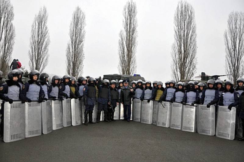 Бастуем все : харьковские полицейские приняли эстафету у киевских