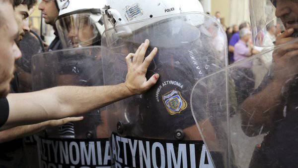 Более 10 тысяч человек участвуют во всеобщей забастовке в Греции