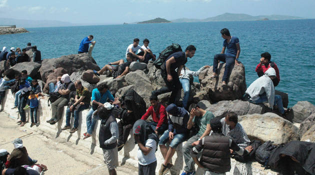 Сто греков из села ''Идомени'' против многочисленных мигрантов