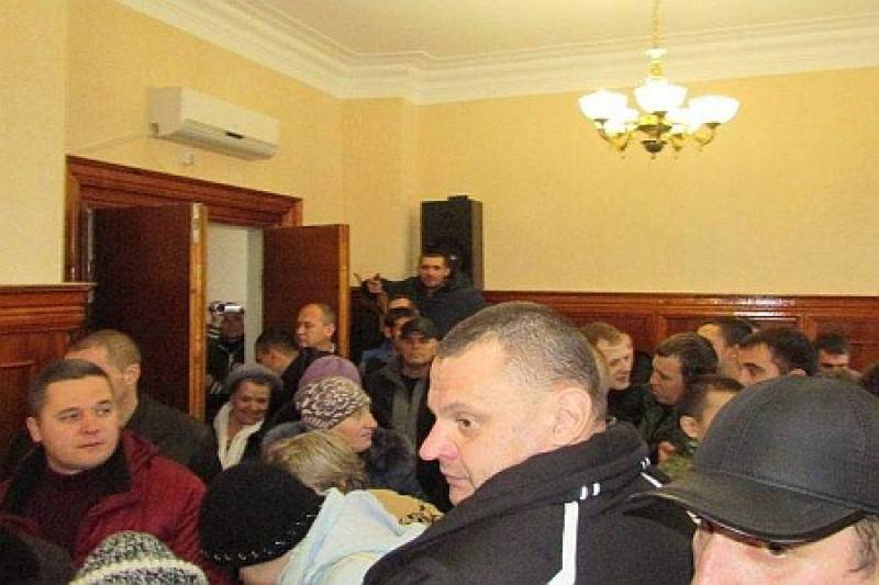 В Северодонецком горсовете произошла потасовка с дракой, сессию перенесли В Северодонецком горсовете произошла потасовка с дракой, сессию перенесли