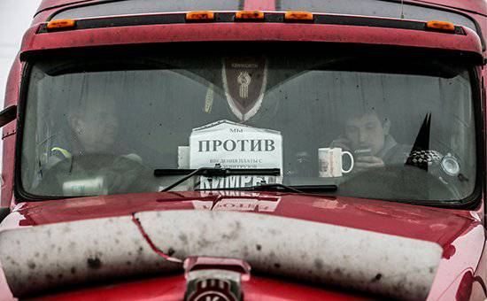 Дальнобойщики против "Платона": фуры парализовали движение на МКАД Дальнобойщики против "Платона": фуры парализовали движение на МКАД