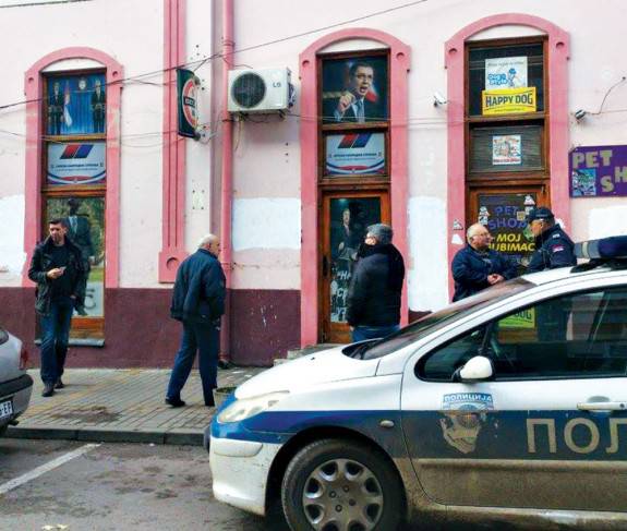 Александр Вучич разбил стекла в штабе его партии Александр Вучич разбил стекла в штабе его партии