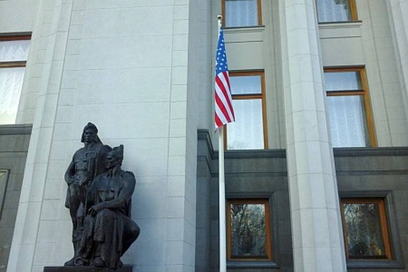 К приезду Байдена в ВР вывесили американский флаг и выучили английскую «мову»