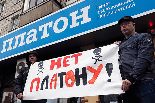 Либеральная оппозиция, опираясь на глупость и жадность чиновников, готовит для России «Автомайдан»
