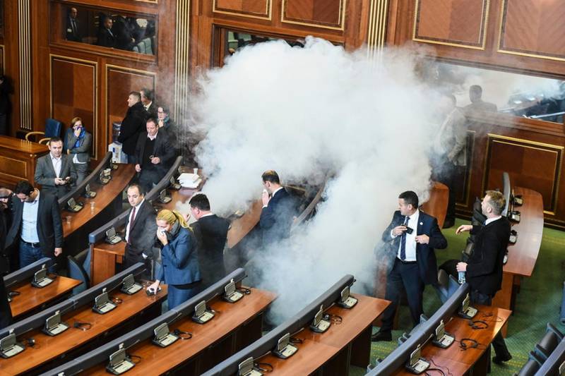 Косово: в шестой раз за два месяца оппозиционеры  прервали работу парламента с помощью слезоточивого газа