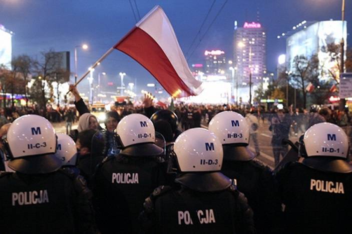 Жители Варшавы требуют от Украины пять млрд долларов