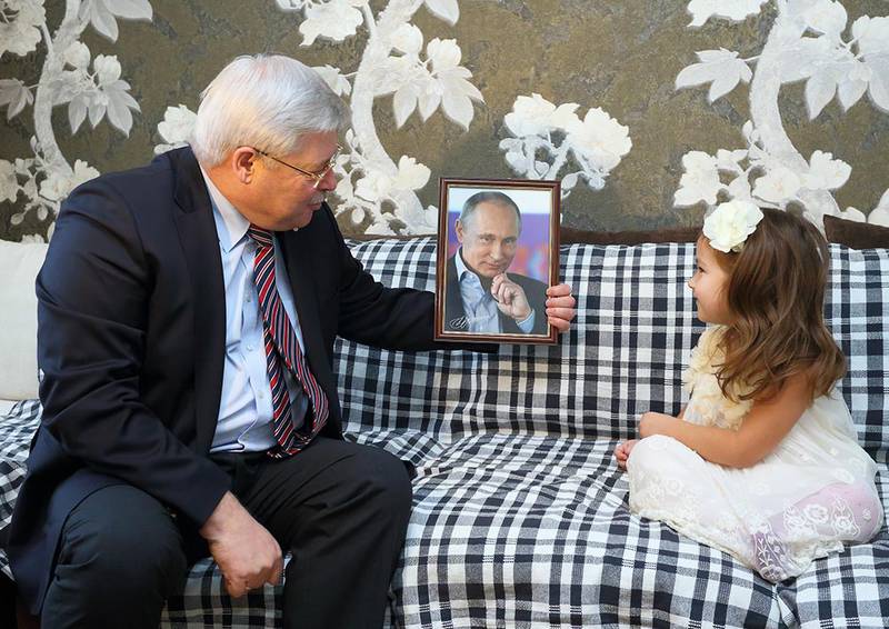 Владимир Путин подарил пятилетней девочке свое фото и флаг России