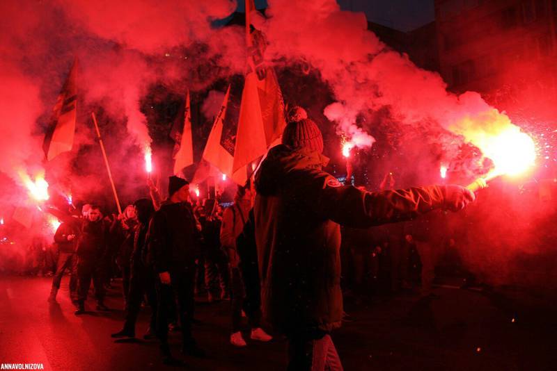 Нацисты «Азова» провели в Мариуполе факельное шествие