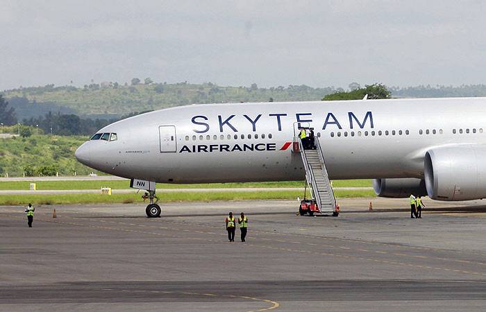 УкроСМИ: Двое россиян заложили бомбу в самолет авиакомпании Air France, следовавшего в Париж